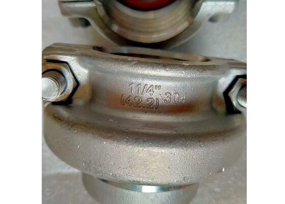 ฝาปิดปลายท่อพลาสติกที่ทนทานพร้อมวงแหวนซีลซิลิโคนฝังอยู่ในวงแหวนโลหะเพื่อการปิดผนึกและการป้องกันปลายท่ออย่างมีประสิทธิภาพ